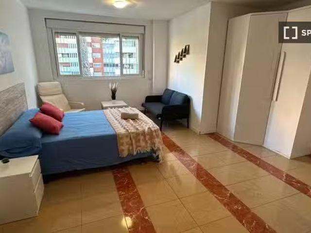 Se alquila habitación en el apartamento de 5 dormitorios en Mó.