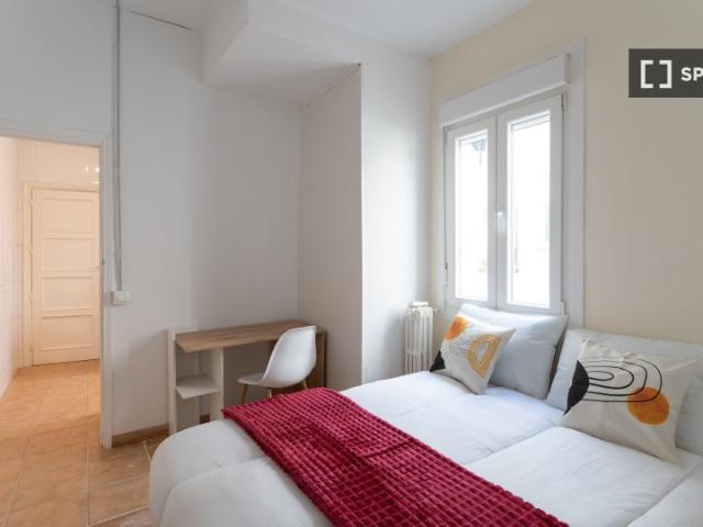 Se alquila habitación en el apartamento de 5 dormitorios en Moncloa, Madrid