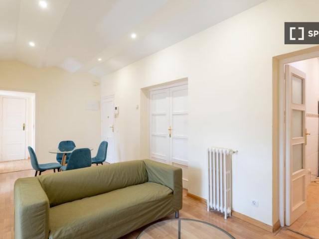 Se alquila habitación en el apartamento de 5 dormitorios en Moncloa, Madrid