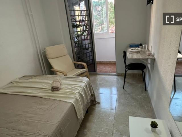 Se alquila habitación en el apartamento de 5 dormitorios en Móstoles, Madrid
