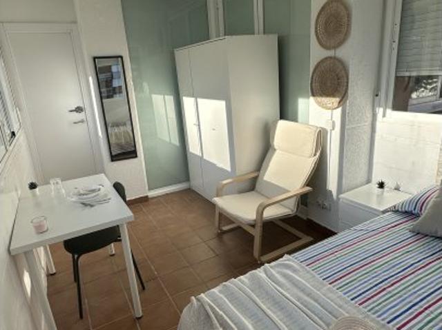 Se alquila habitación en el apartamento de 5 dormitorios en Móstoles, Madrid