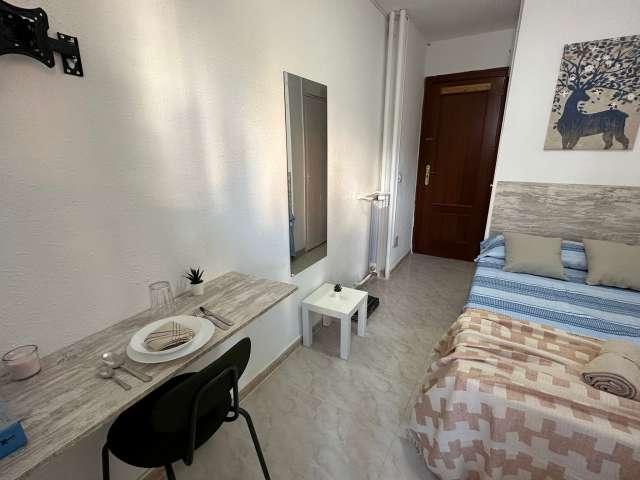 Se alquila habitación en el apartamento de 5 dormitorios en Móstoles, Madrid