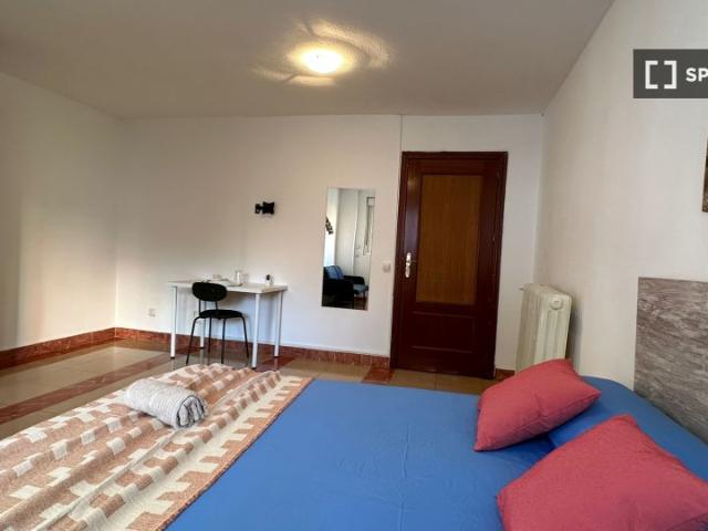 Se alquila habitación en el apartamento de 5 dormitorios en Móstoles, Madrid
