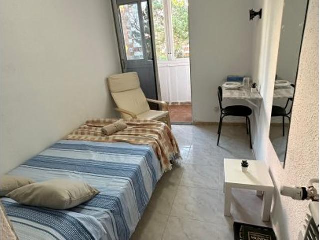 Se alquila habitación en el apartamento de 5 dormitorios en Móstoles, Madrid