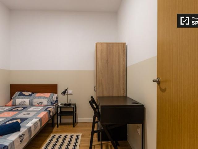 Se alquila habitación en el apartamento de 6 dormitorios en El Raval, Barcelona