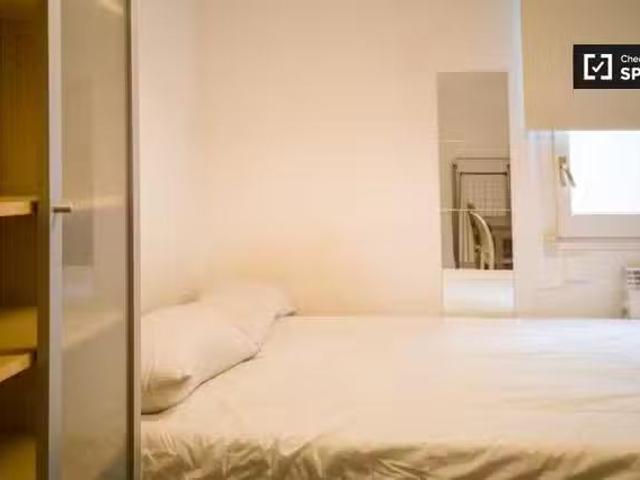 Se alquila habitación en el apartamento de 6 dormitorios en Le.