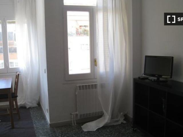Se alquila habitación en el apartamento de 6 dormitorios en Les Corts