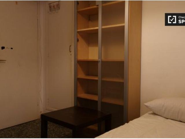 Se alquila habitación en el apartamento de 6 dormitorios en Les Corts