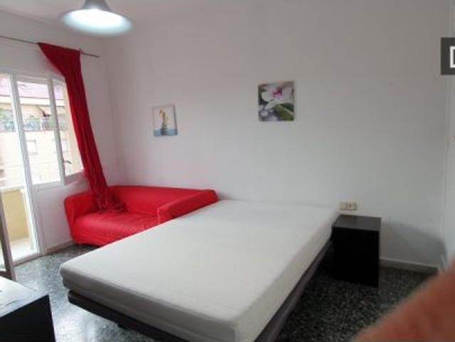 Se alquila habitación en el apartamento de 6 dormitorios en Les Corts