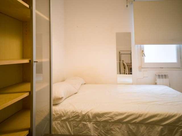 Se alquila habitación en el apartamento de 6 dormitorios en Les Corts