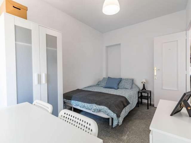 Se alquila habitación en estupendo apartamento de 5 dormitorios, El Pla del Real