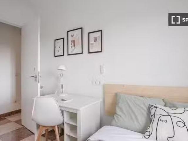 Se alquila habitación en estupendo piso situado en Madrid