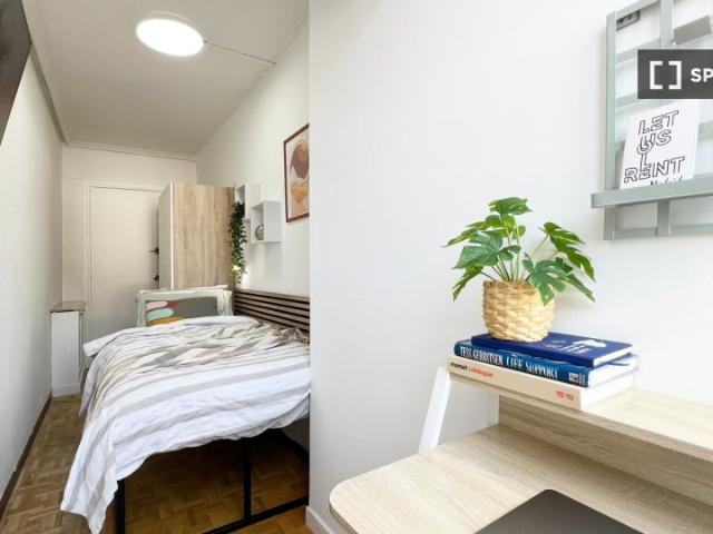 Habitación en piso de 6 habitaciones en alquiler en Fuente del Berro, Madrid