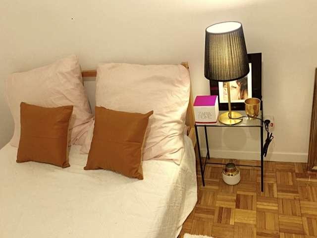 Se alquila habitación en Nueva España, Madrid