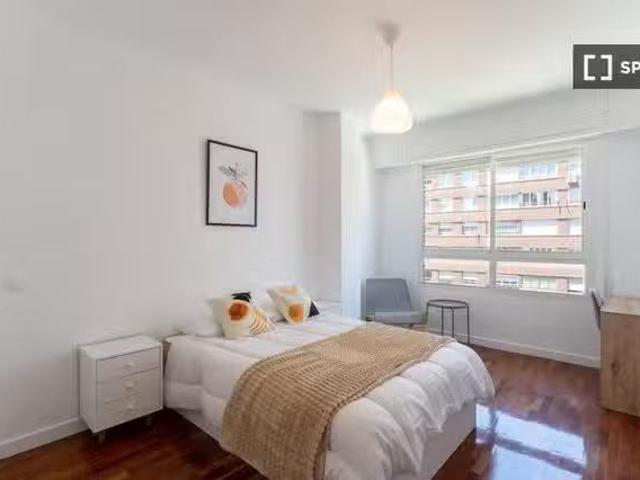 Se alquila habitación en piso 7 dormitorios en Tetuán, Madrid