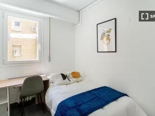 Se alquila habitación en piso 7 dormitorios en Tetuán, Madrid