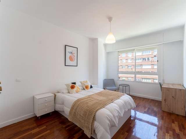 Se alquila habitación en piso 7 dormitorios en Tetuán, Madrid