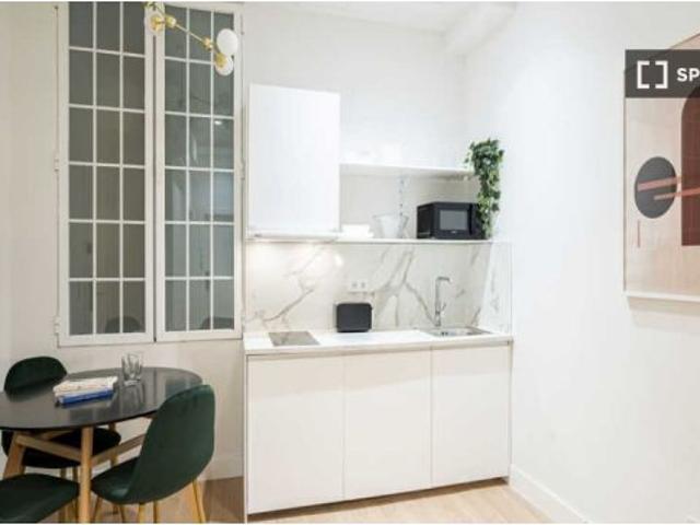 Se alquila habitación en piso compartido de 16 habitaciones en Sol, todos los gastos incluidos
