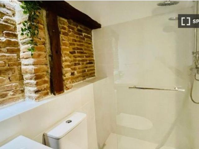 Se alquila habitación en piso compartido de 18 habitaciones en Bellas Vistas, todos los gastos inclu