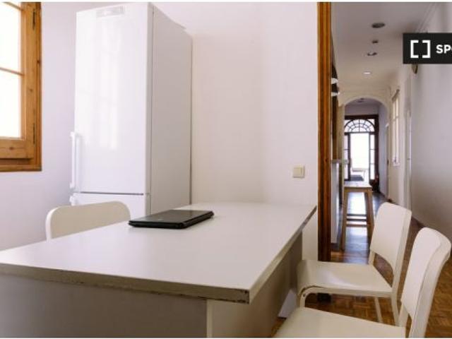 Se alquila habitación en piso compartido de 19 habitaciones en l' Antiga Esquerra de l&#