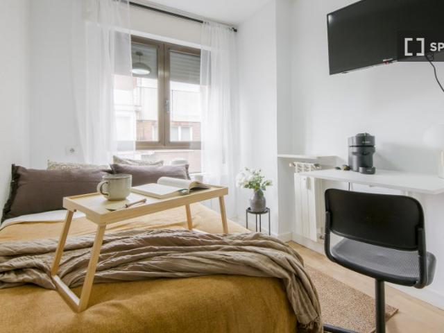 Se alquila habitación en piso compartido de 10 habitaciones, El Viso Madrid