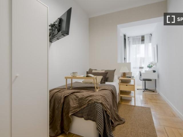 Se alquila habitación en piso compartido de 10 habitaciones, El Viso Madrid