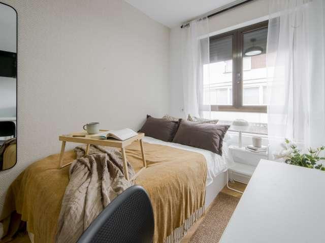 Se alquila habitación en piso compartido de 10 habitaciones, El Viso Madrid