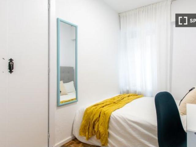 Se alquila habitación en piso compartido de 10 habitaciones en Estrella, perfecta para profesionales