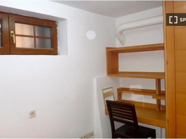 Se alquila habitación en piso compartido de 11 habitaciones en Universidad, gastos incluidos