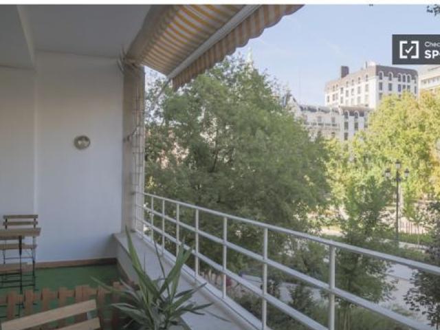 Se alquila habitación en piso compartido de 11 habitaciones en Argüelles, todos los gastos incluidos