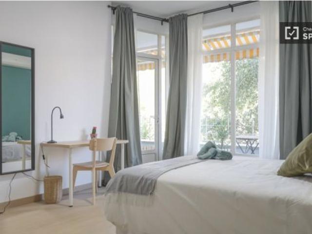 Se alquila habitación en piso compartido de 11 habitaciones en Argüelles, todos los gastos incluidos