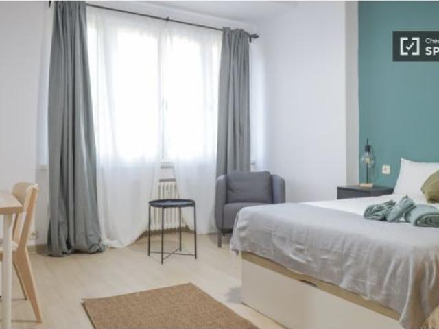 Se alquila habitación en piso compartido de 11 habitaciones en Argüelles, todos los gastos incluidos