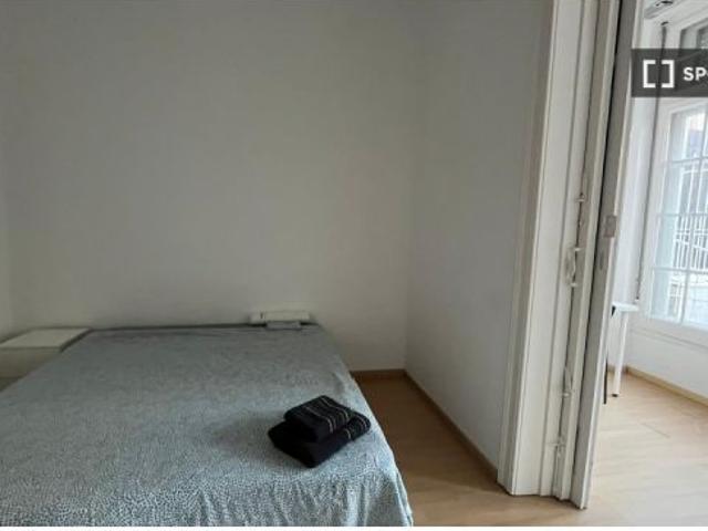 Se alquila habitación en piso compartido de 11 habitaciones en La Dreta de lEixample