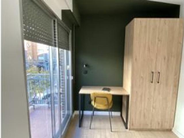 Se alquila habitación en piso compartido de 12 habitaciones en Vista Alegre, gastos incluidos