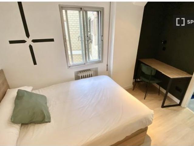 Se alquila habitación en piso compartido de 12 habitaciones en Vista Alegre, gastos incluidos