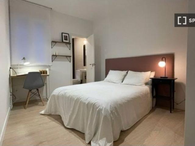 Se alquila habitación en piso compartido de 12 habitaciones en Bellas Vistas, todos los gastos inclu