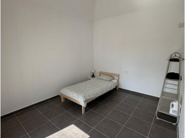 Se alquila habitación en piso compartido de 13 habitaciones en Granada