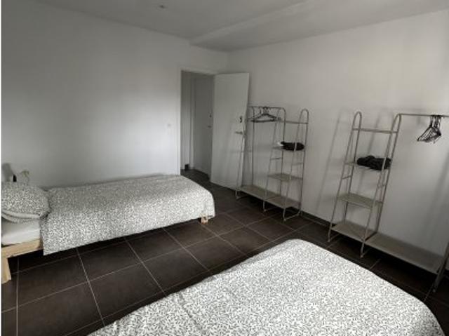 Se alquila habitación en piso compartido de 13 habitaciones en Granada