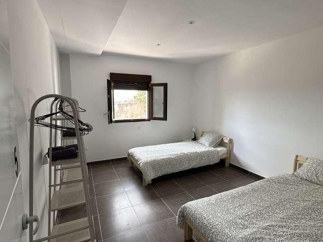 Se alquila habitación en piso compartido de 13 habitaciones en Granada