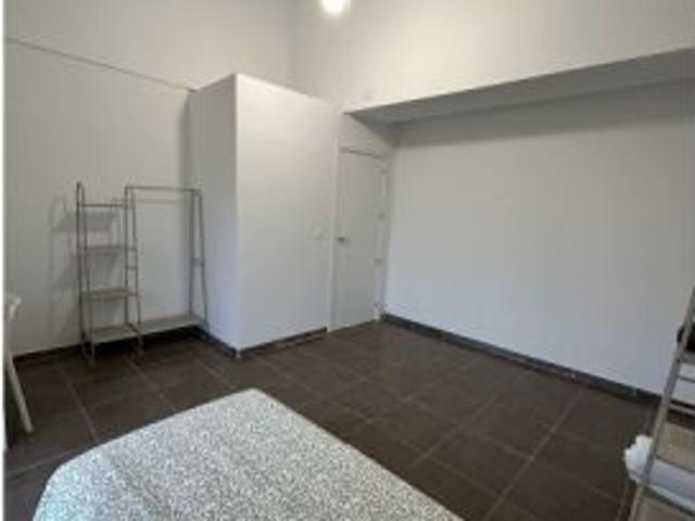 Se alquila habitación en piso compartido de 13 habitaciones en San Ildefonso
