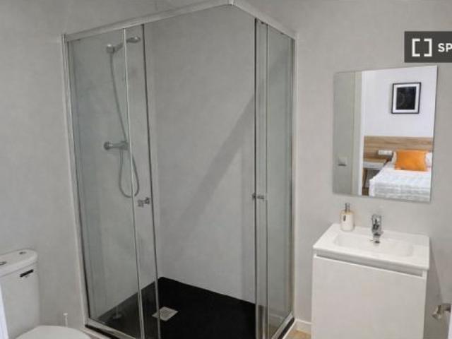 Se alquila habitación en piso compartido de 1 habitación en La Dreta de l' Eixample