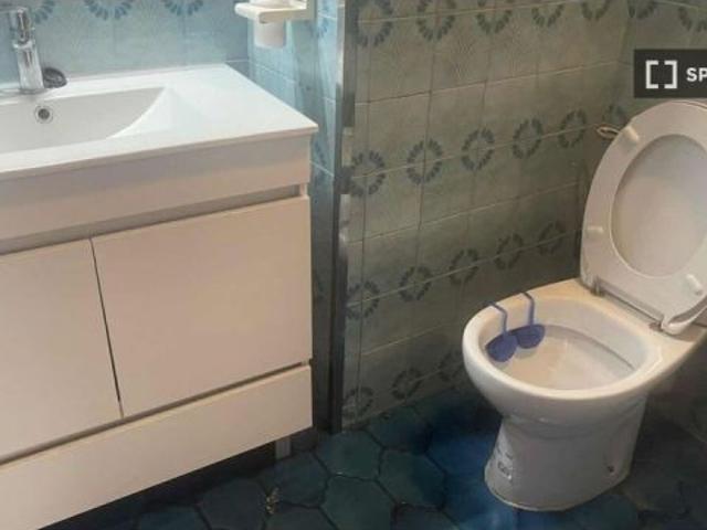 Se alquila habitación en piso compartido de 1 habitación en La Sagrada Familla, todos los gastos inc