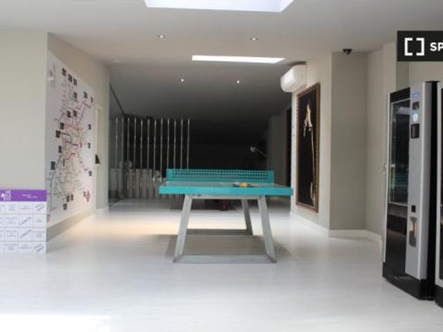 Se alquila habitación en piso compartido de 20 habitaciones en Embajadores, gastos incluidos