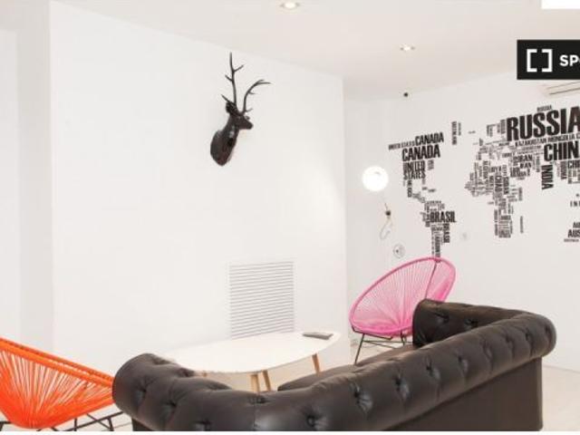 Se alquila habitación en piso compartido de 20 habitaciones en Embajadores, gastos incluidos