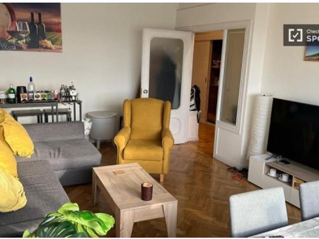 Se alquila habitación en piso compartido de 2 habitaciones en Nueva España. Ideal para profesionales
