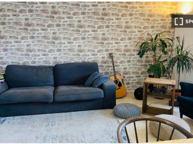 Se alquila habitación en piso compartido de 2 habitaciones en la Dreta de l' Eixample