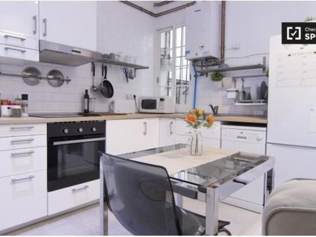Se alquila habitación en piso compartido de 2 habitaciones en Palacio, solo profesionales