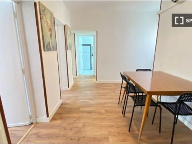Se alquila habitación en piso compartido de 3 habitaciones en Numancia, solo profesionales y estudia