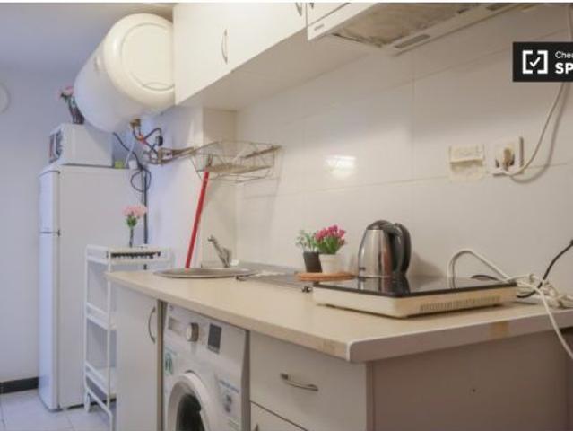 Se alquila habitación en piso compartido de 3 habitaciones en Opañel