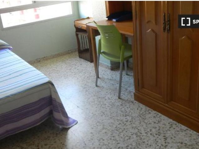 Se alquila habitación en piso compartido de 3 habitaciones en Aiora, solo estudiantes